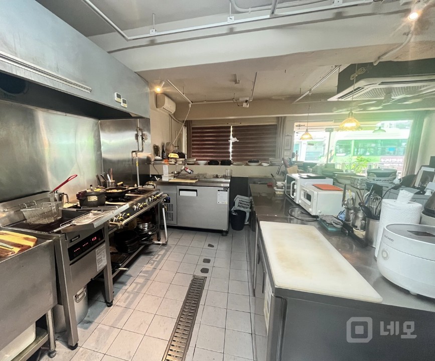 2000/150월세 (의자테이블,주방기물,전체양도)입니다 매물의 3번째 사진