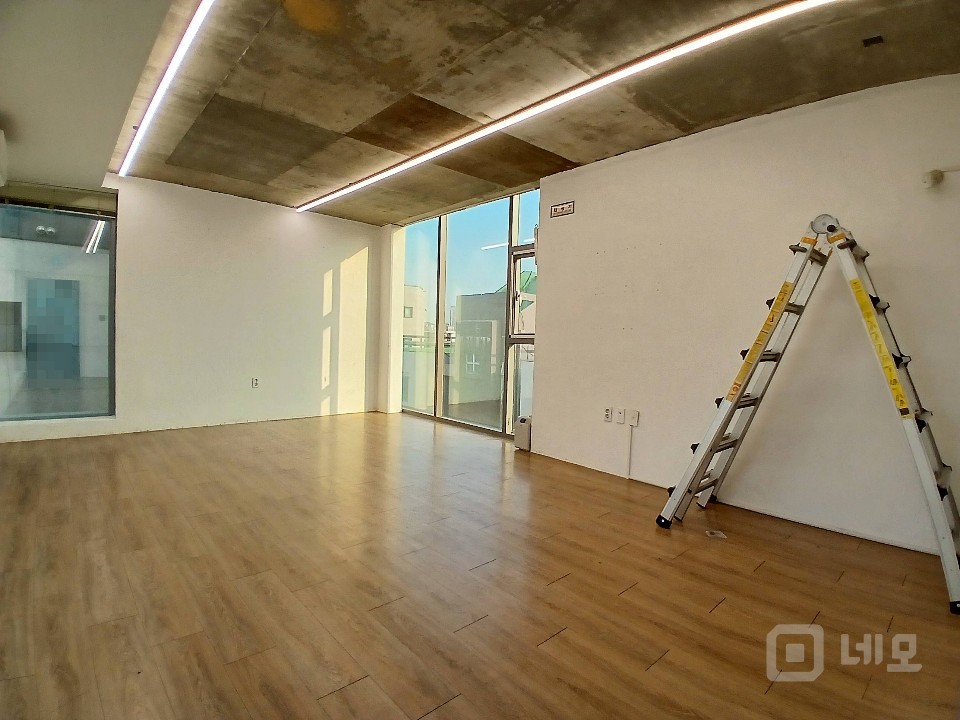 홍대입구역 15분 거리 신축급 조용한 주변의 고급 사무실 매물의 2번째 사진