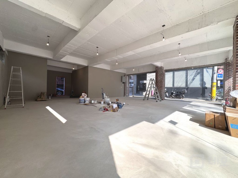 학동역 인근 2면 통창! 무권리! 리모델링 1층 상가 매물! 매물의 3번째 사진