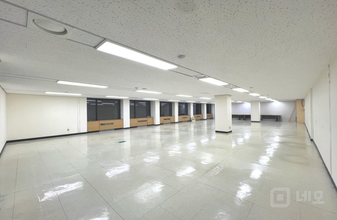 신사역 , 논현역 더블 역세권 인테리어 A급으로 괜찮은 가성비 사무실 매물의 1번째 사진