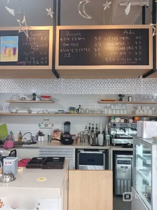 통창으로 인테리어가 예쁜 카페 매물의 1번째 사진