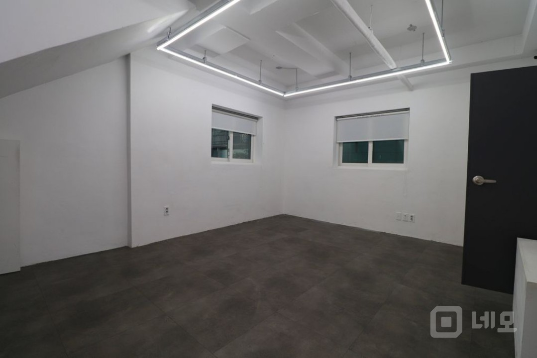 홍대입구역 합정역 도보 10분 편리한 위치의 신축급 무권리 1층 사무실 매물의 12번째 사진