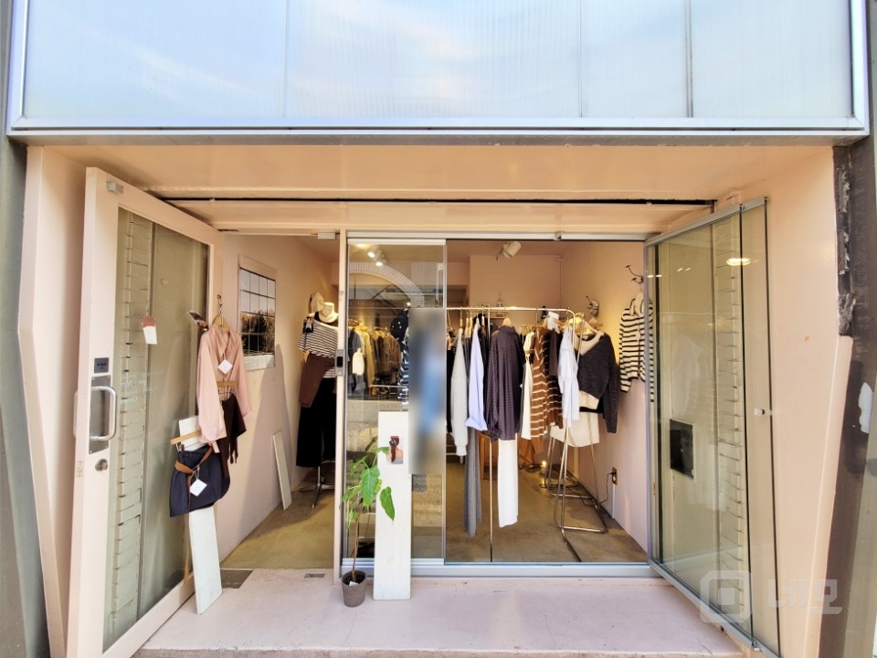 GATE 연남동 벗꽃길 인근 전면 통유리 노출 좋은 소형 상가 매물의 1번째 사진