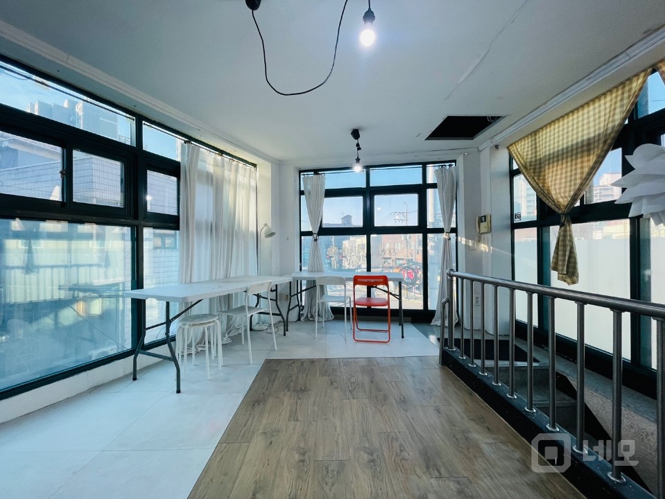 RICH 무권리 .망원역10분 .대로변코너 .노출좋음 .채광굿 .3층 매물의 1번째 사진