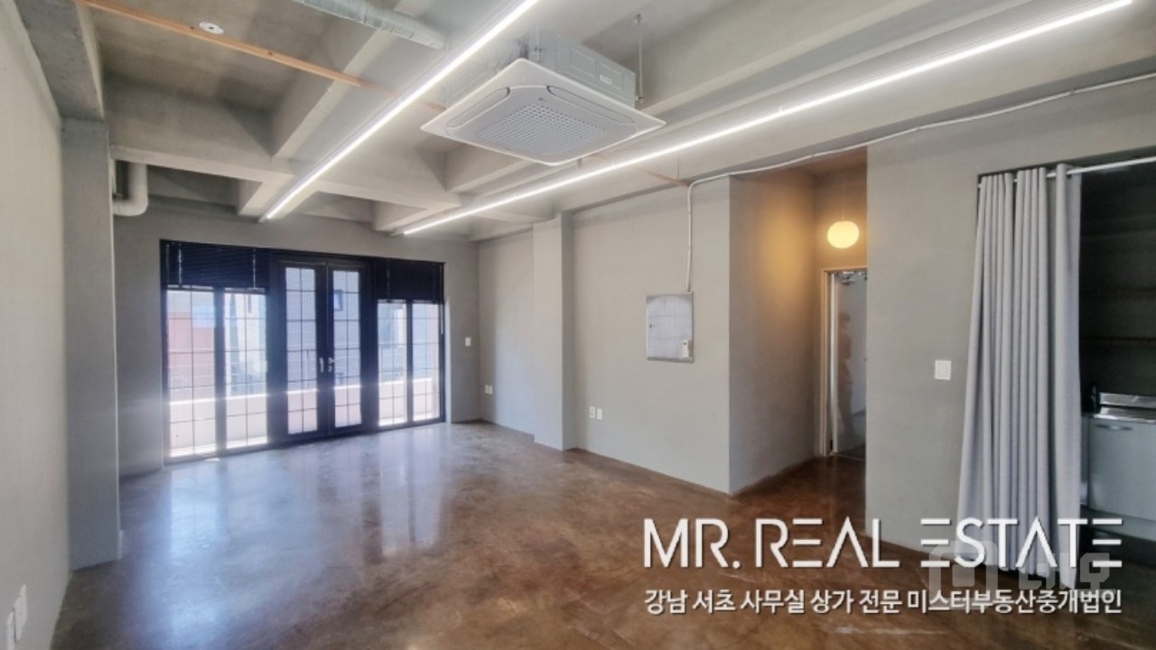 압구정역 인근.오픈형천장.내외관 인테리어 최상급. 매물의 4번째 사진