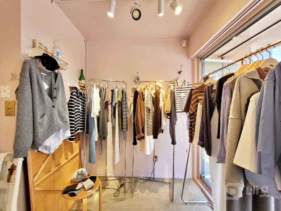 GATE 연남동 벗꽃길 인근 전면 통유리 노출 좋은 소형 상가 매물의 4번째 사진