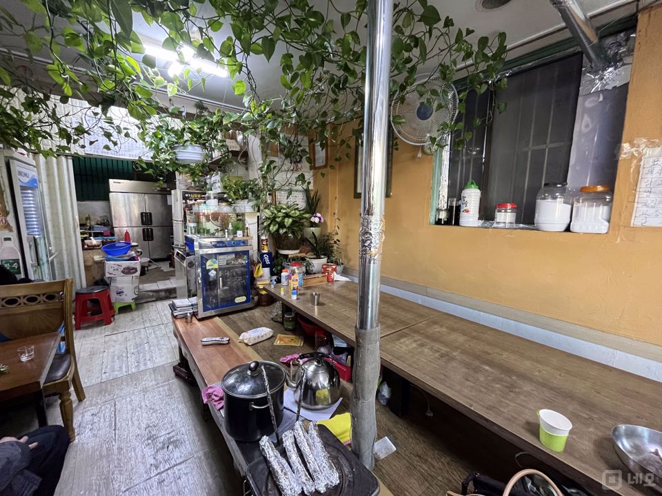 권리금 저렴한, 시흥동 주택가 도로변에 위치한 1층 음식점 매물의 2번째 사진