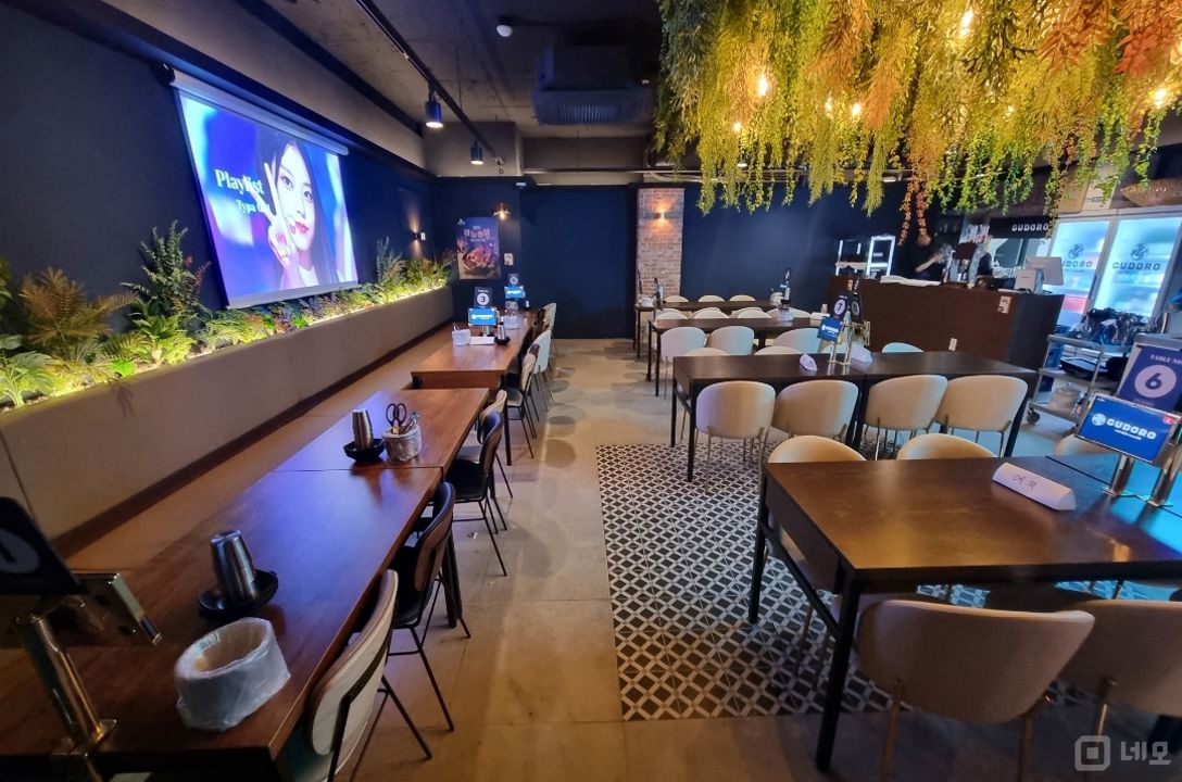 유동인구 많은, 창천동 신촌역 먹자골목에 위치한 치킨집 매물의 1번째 사진