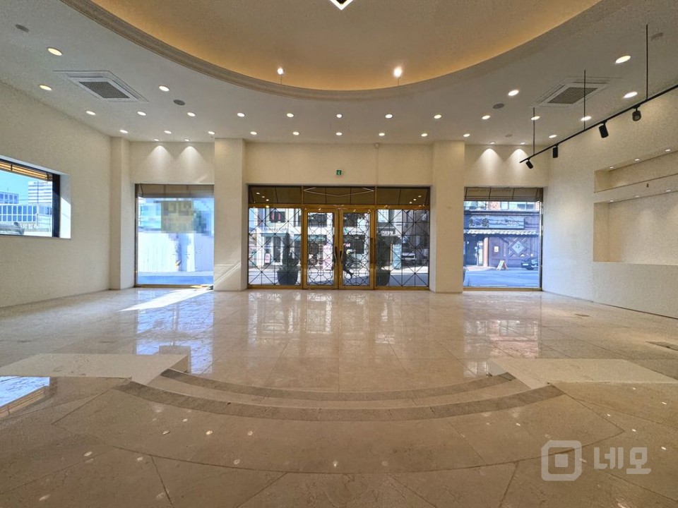 강남구청역 인근에 위치한 가시성,접근성 좋은 무권리! 1층 상가! 매물의 1번째 사진