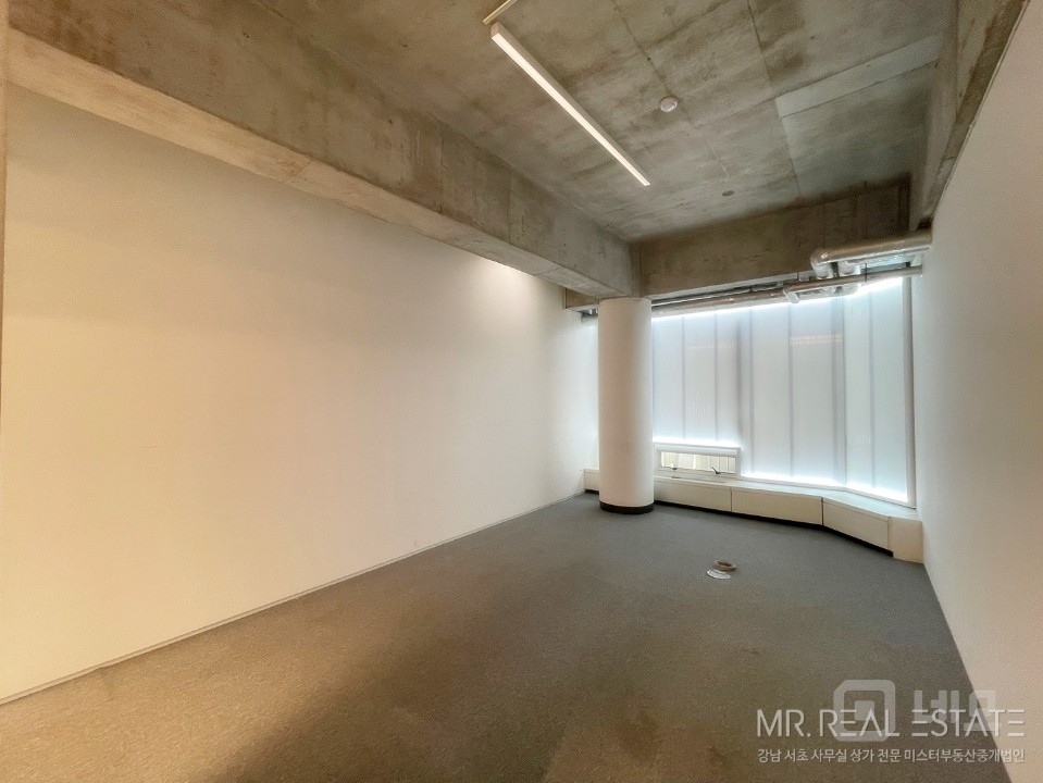 도산공원사거리.대로변건물.주차3대가능.A급인테리어 매물의 2번째 사진