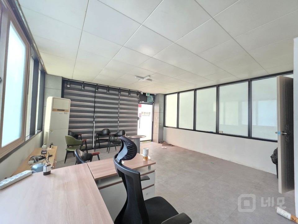 인테리어 깔끔한 상가 사무실 임대 매물의 3번째 사진