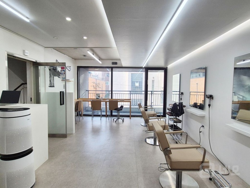 무권리 세련된 화이트톤 공간 유동인구 활발한 상권 내 위치  매물의 2번째 사진