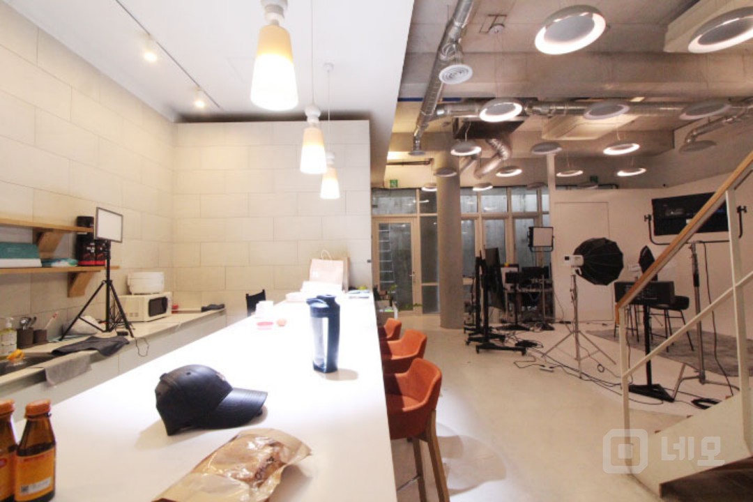 ● 나 스튜디오에요 하는 공간 입니다 ~~ 지하 스튜디오 시설 완비 !! 매물의 1번째 사진