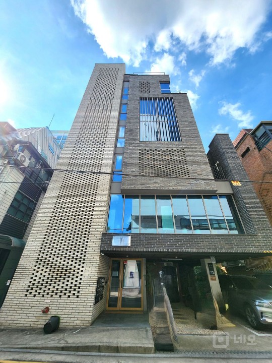 투명한 유리룸과 모던한 외관이 브랜드 이미지를 더욱 돋보이게 L 매물의 1번째 사진