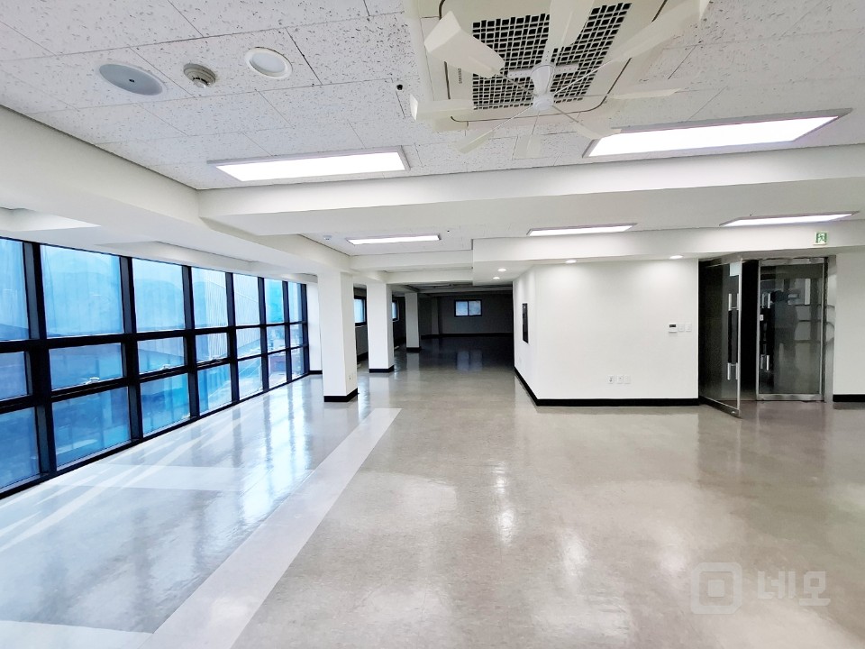 🏢 연남동 프라임 로케이션, 약 444평 대형 오피스 매물의 10번째 사진