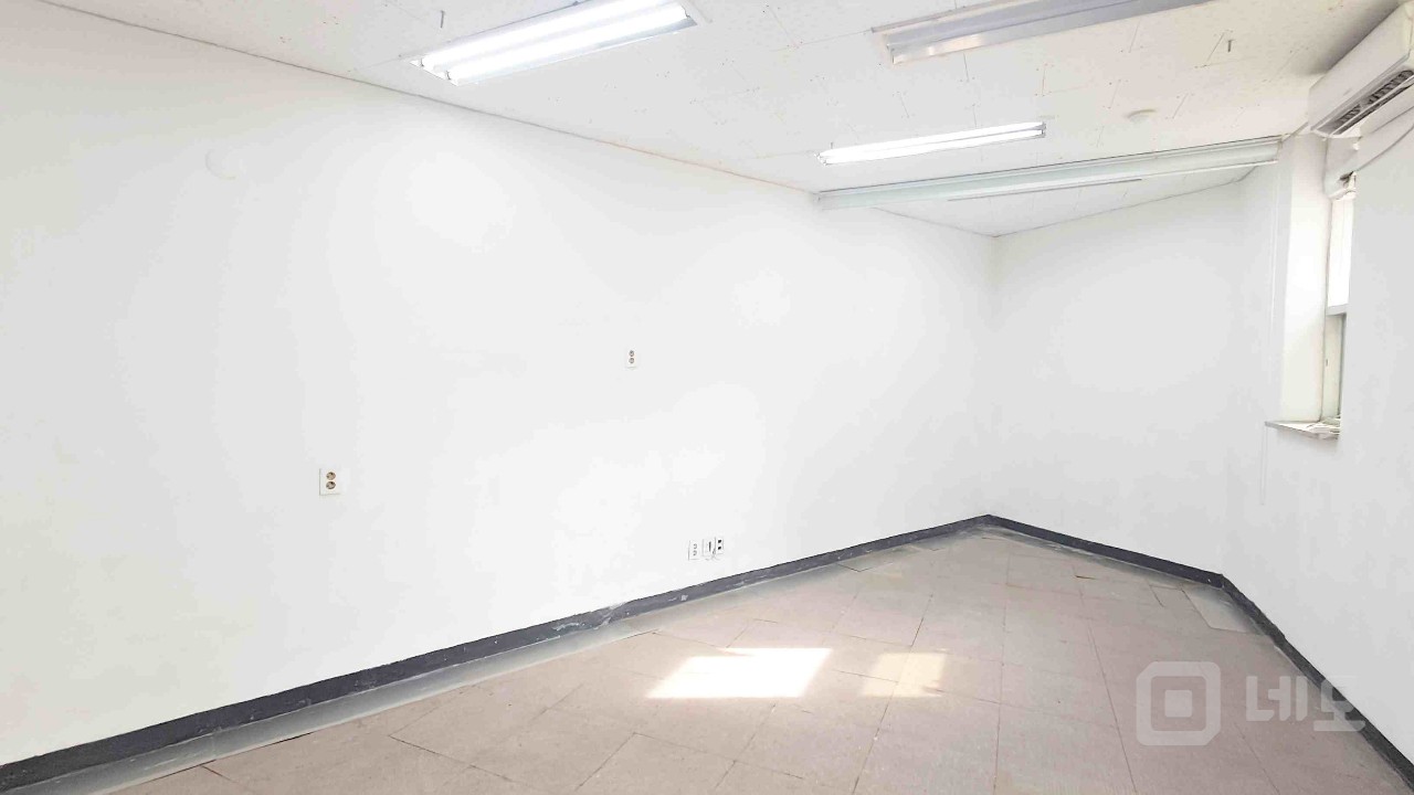 🏢 [충신동 1층 소형 사무실] 합리적 월세·깔끔한 공간! 매물의 1번째 사진