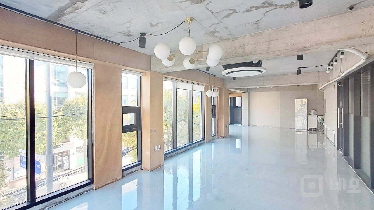 🏢 [서교동 신식 오피스] 깔끔한 3층 사무실 임대✨ 매물의 1번째 사진