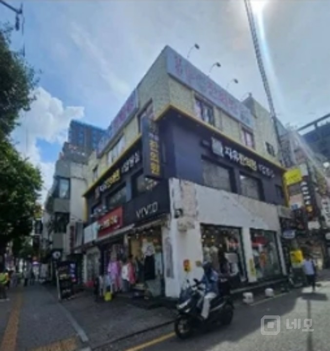 신림동 중심상권.여성의류 운영 매장 / 1층 가시성 최고 매물의 4번째 사진
