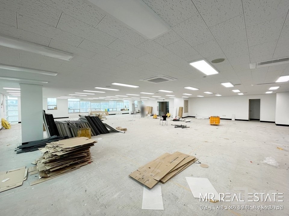 사진有 언주역 2분 채광 우수. 밝은 분위기의 사무실. 매물의 3번째 사진