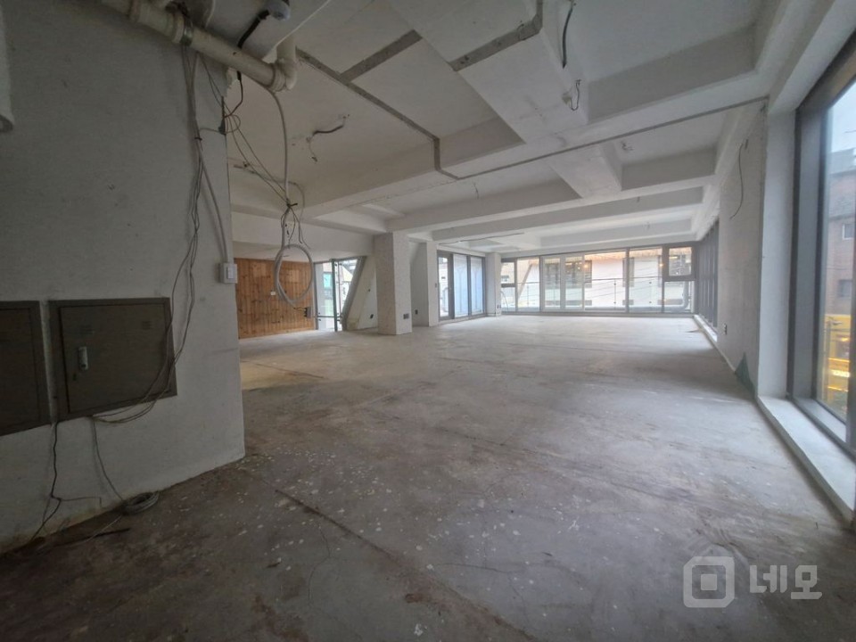 🔥 강남 핵심 번화가 3층, 인기 맛집 위 상권 시너지 최강 입지! 매물의 3번째 사진