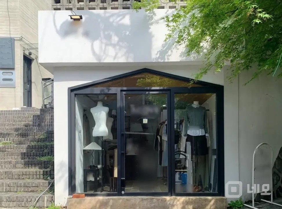 쉐입이 예쁜 1층 소형공간 소품샵/의류쇼룸 매물의 6번째 사진