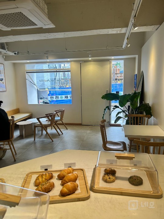 중앙대 상권에 위치한 인테리어 깔끔한 1층 카페 매물의 2번째 사진