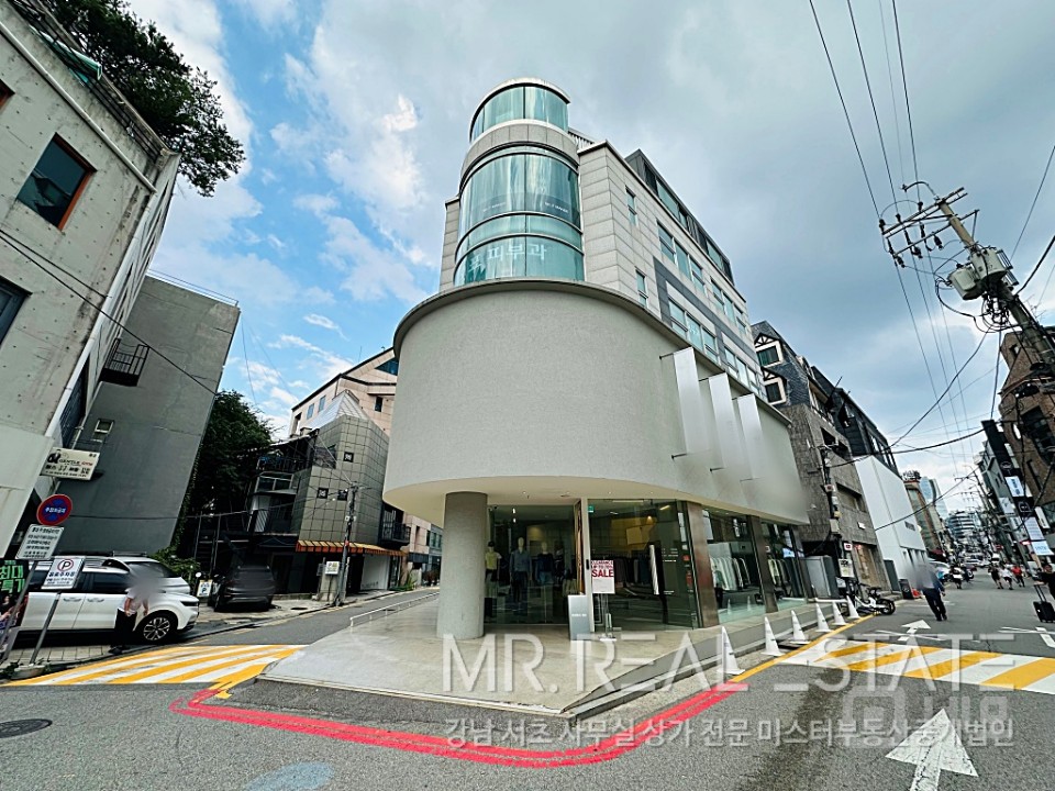 실사진 가로수길인근 코너건물 엘베 A급인테리어 자주식주차 매물의 12번째 사진