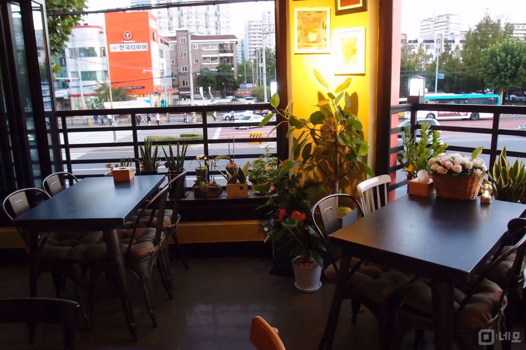관양동 대로변 코너 2층, 깔끔한 인테리어, 루프탑 완비된 호프집 매물의 3번째 사진