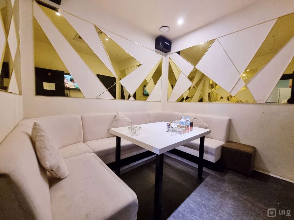 고급스러운 인테리어 완비된 서초동 노래주점 매물의 3번째 사진