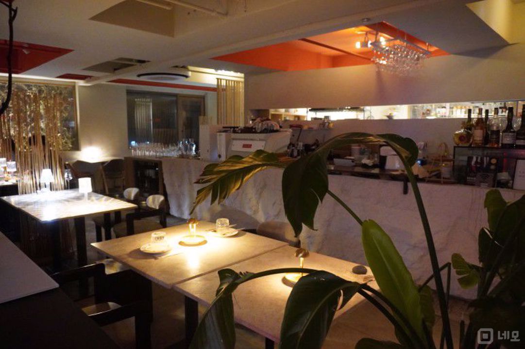 역삼역 역세권, 고급스러운 인테리어, SNS 핫플레이스인 와인바 매물의 1번째 사진