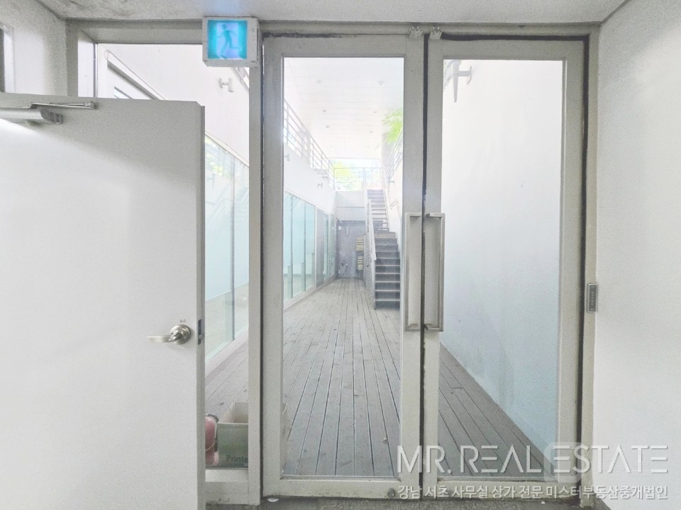 교대역30초.초가성비사무실.냉난방기有.외관디자인우수 매물의 6번째 사진