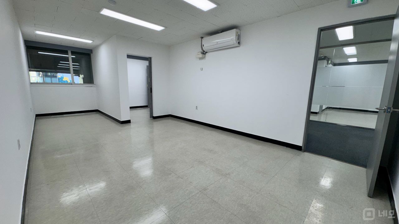 역세권 접근성 좋은 대형빌딩 인테리어 사무실 임대 매물의 5번째 사진