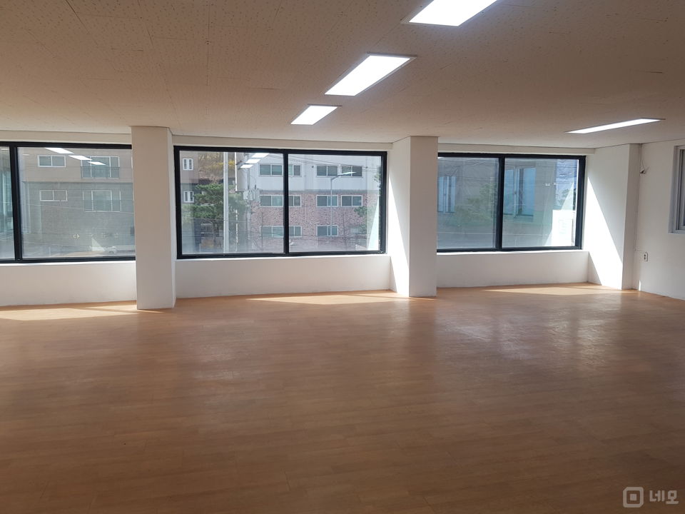 평수대비월세파격저렴햇빛잘들어옴주차가능법인사무실및개인사무실로쓰세요 매물의 1번째 사진