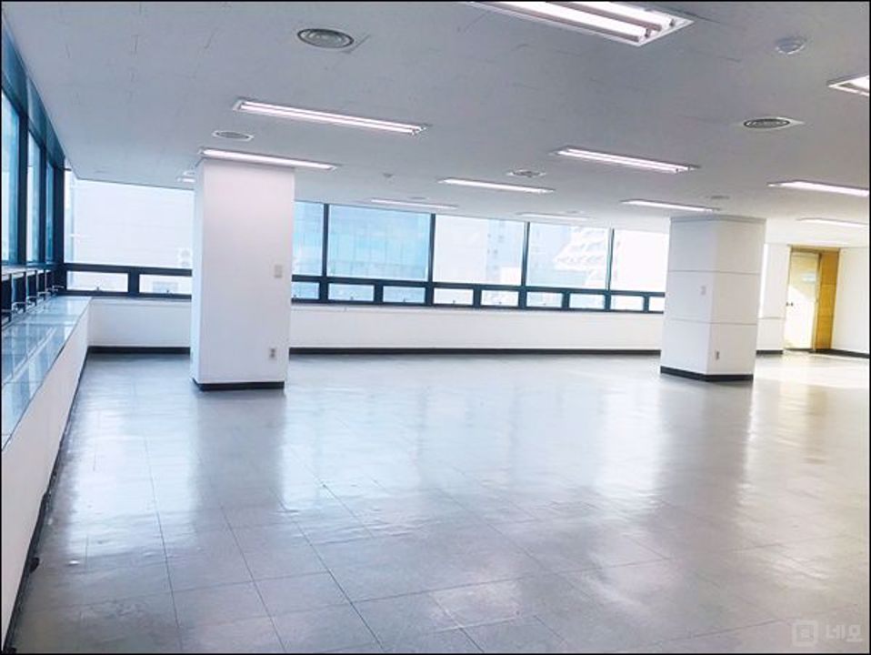 명동역 도보 5분 이내 위치 대형 건물 사무실 임대 내부 깔끔해요 매물의 6번째 사진
