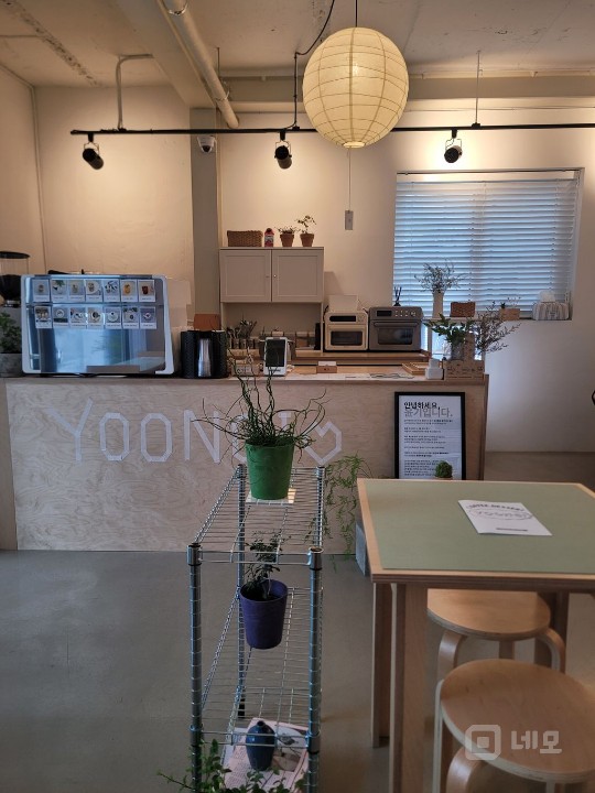 “성수동의 감성을 담아내는 아담한 단독 건물 카페” 매물의 1번째 사진