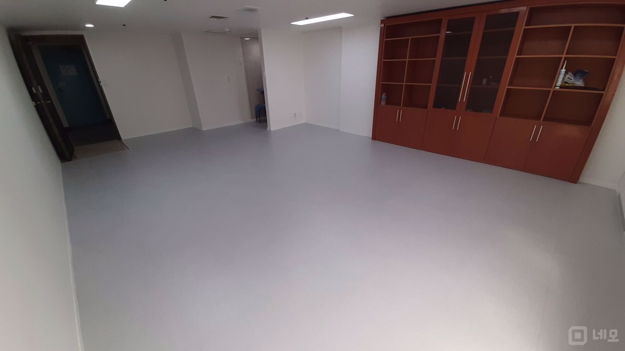 화이트톤의 깔끔하고 깨끗한, 수납공간이 많은 사무실입니다. 매물의 4번째 사진