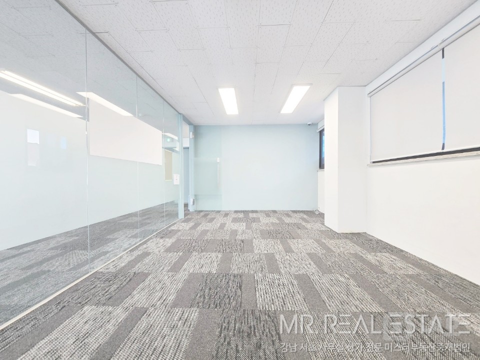 역삼동ACE.유리룸2.탕비有.주차1대.엘베有 매물의 3번째 사진