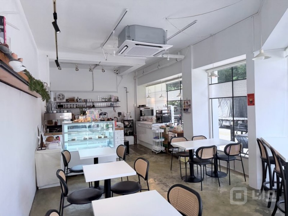 공원, 학교, 아파트 단지 등 유동인구 많은 카페 매물의 2번째 사진