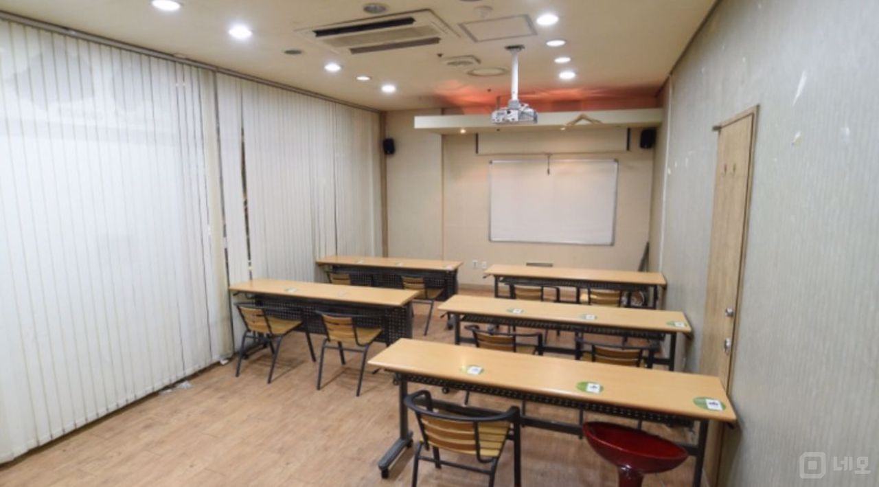신촌역 초역세권에 위치한 대형 스터디카페 매물의 7번째 사진