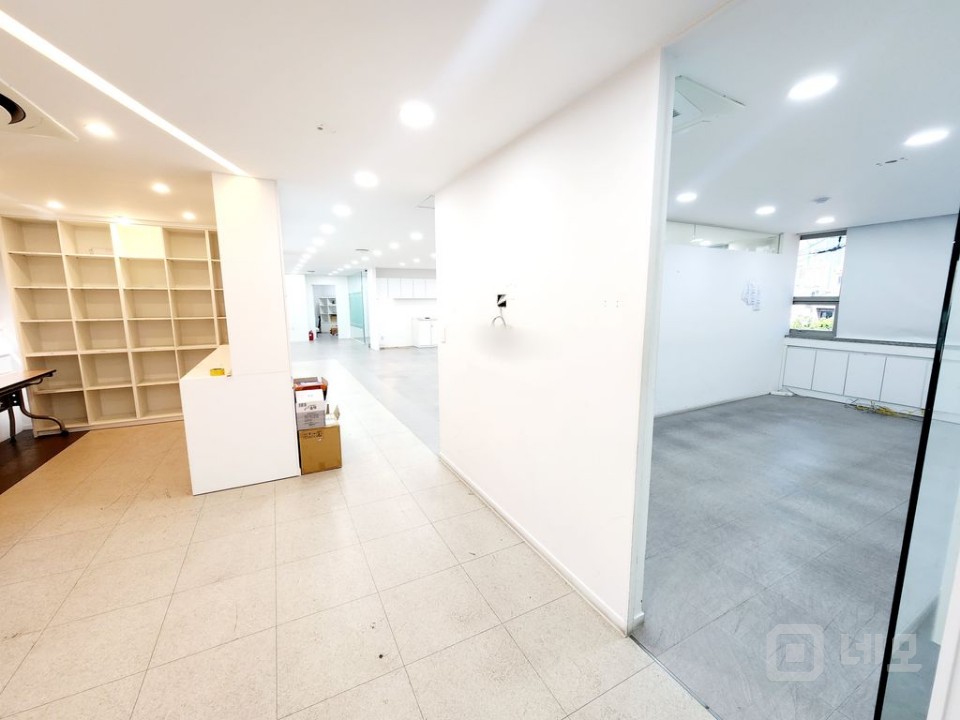 A급 사무실 O 시설 완비 O 룸 인테리어 O 주차 편리 O상수역 10초 매물의 1번째 사진