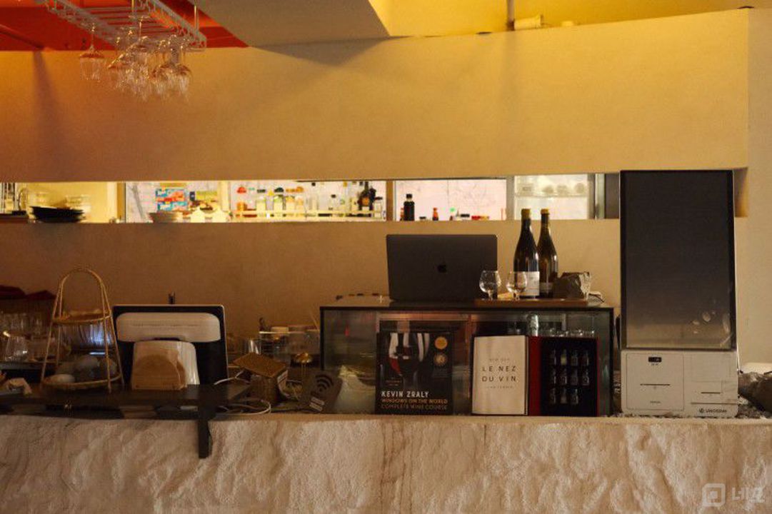 역삼역 역세권, 고급스러운 인테리어, SNS 핫플레이스인 와인바 매물의 2번째 사진