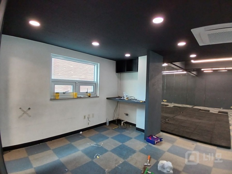 대단지 앞 35평, 널찍한 현관 구조에 냉난방 시설 완비, 깔끔한 건물 매물의 4번째 사진