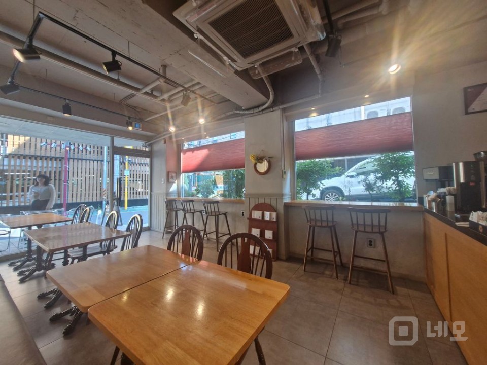 ☕ 반포동 감성 카페 창업 기회! 권리양도 (가시성 우수한 코너 상가) 매물의 1번째 사진