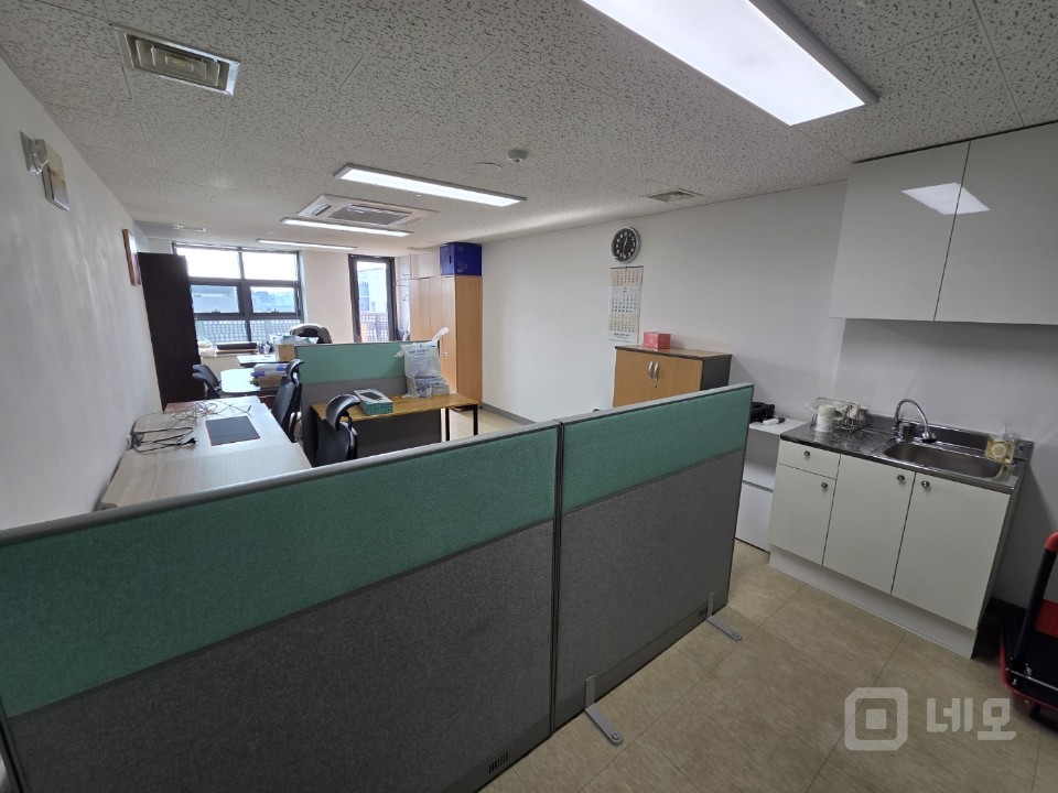 초역세권 주차2대 싱크대 무상인수 외부발코니 탑층 기분좋은 사무실 매물의 1번째 사진