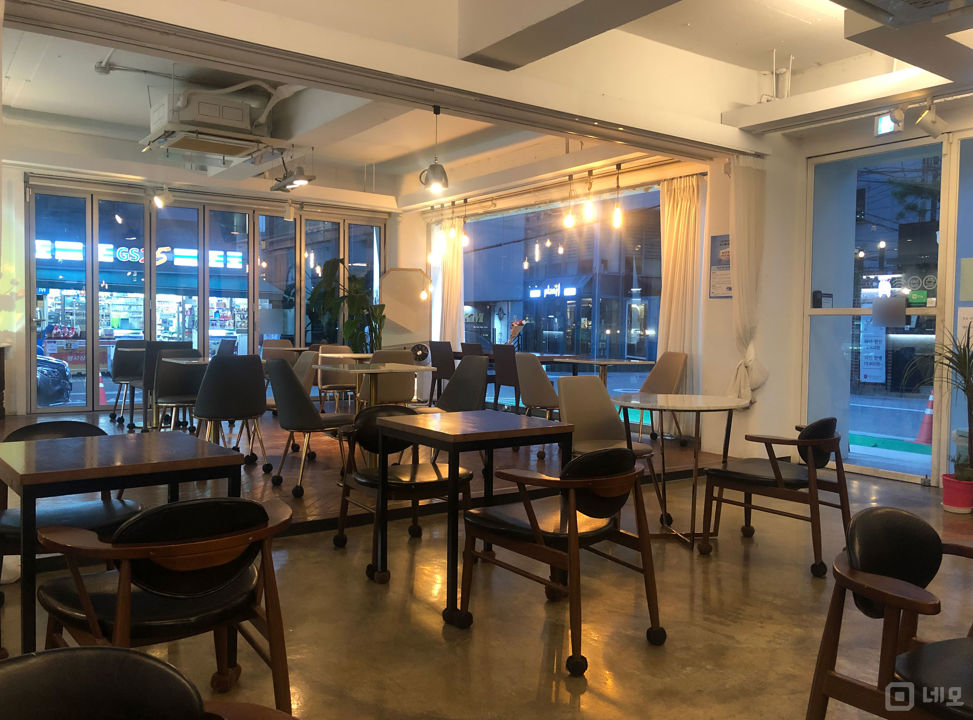 홍대입구역 역세권, 인테리어 완비된 동교동 1층 카페 매물의 3번째 사진
