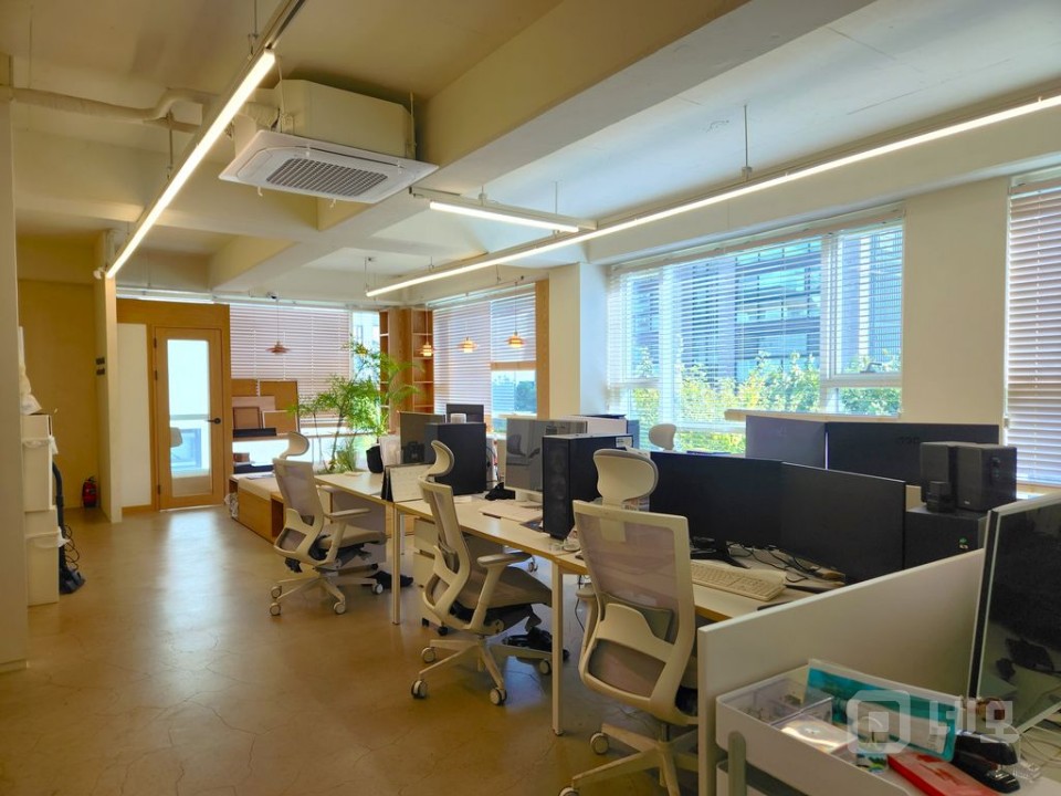 카페 감성 가득한 오피스, 창밖으로 녹음이 펼쳐지는 공간 매물의 3번째 사진