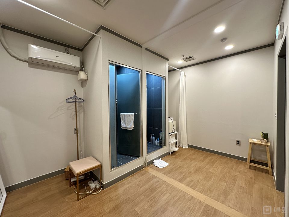 강남구 삼성동, 깔끔한 인테리어 완비된 네일샵 매물의 3번째 사진
