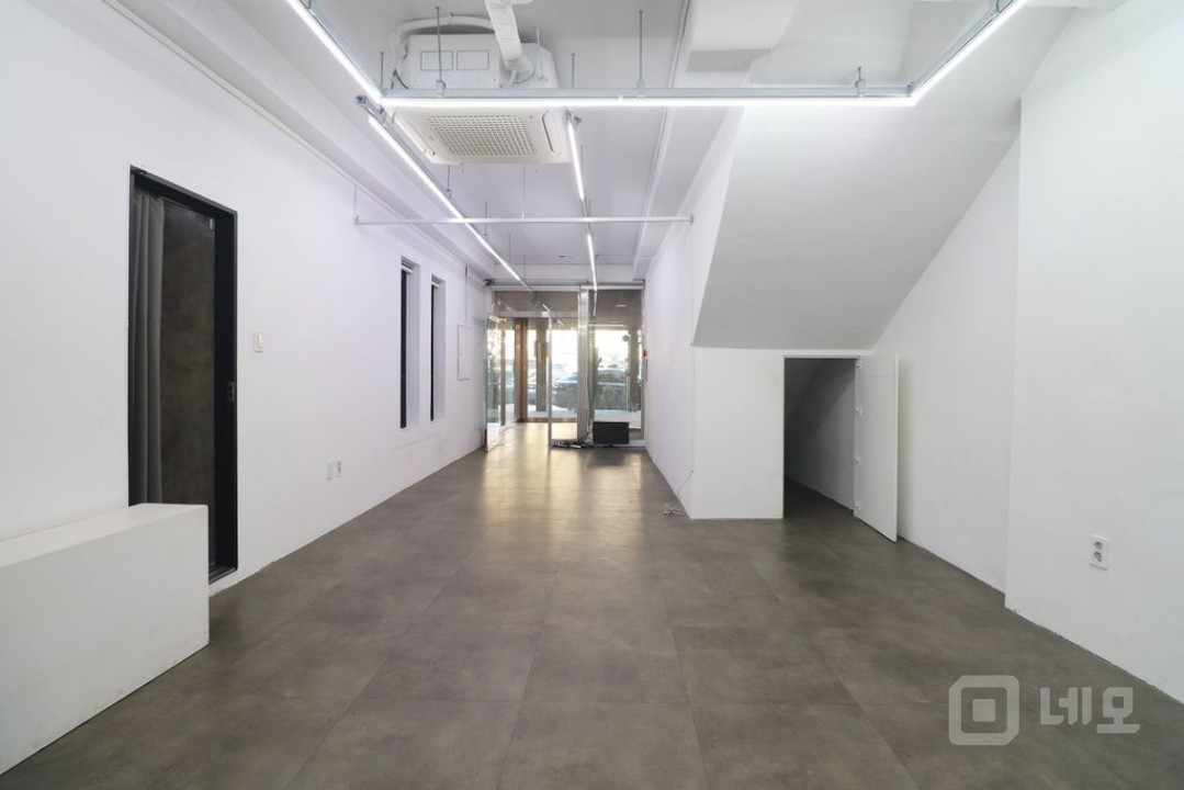 홍대입구역 합정역 도보 10분 편리한 위치의 신축급 무권리 1층 사무실 매물의 6번째 사진