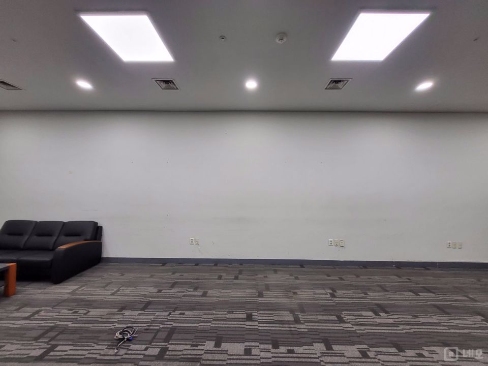 청담동 역세권에 위치한 층고 높은 사무실 매물의 3번째 사진