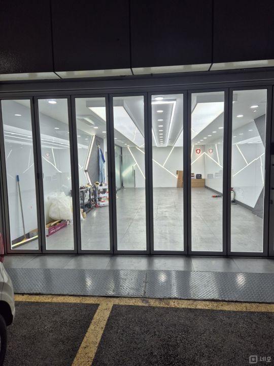시설 집기 포함 인테리어 완비된 논현동 1층 자동차썬팅샵 매물의 9번째 사진